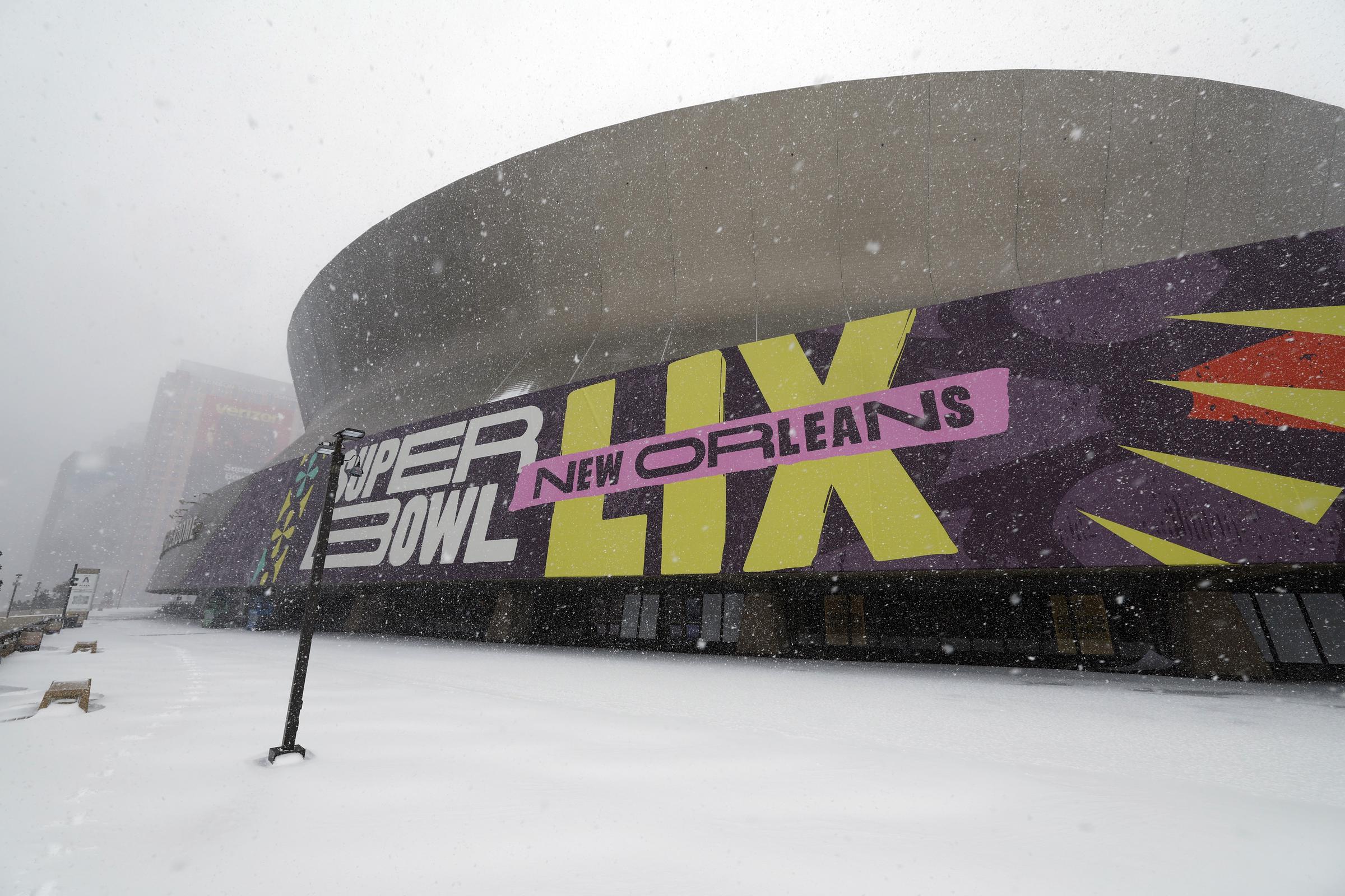 Snow falls on Super Bowl LIX signage outside of Caesars Superdome on January 21, 2025, in New Orleans, Louisiana | Source: Getty Images