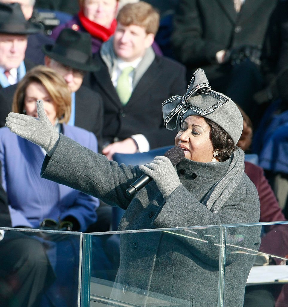 Aretha Franklin sings during the inauguration of former President Barack Obama in Washington, DC on Jan. 20, 2009 | Photo: Getty Images