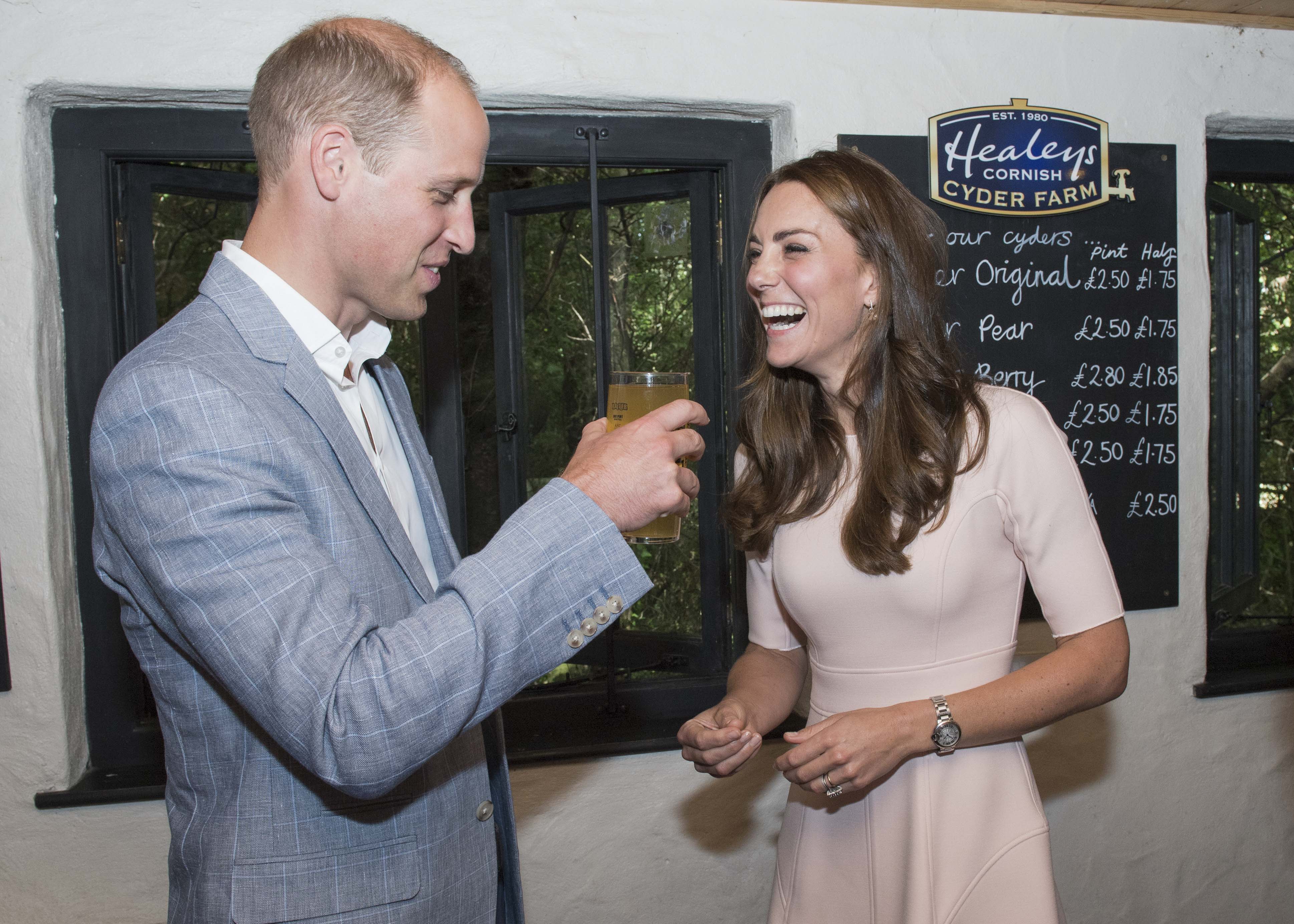 Prinz William und Kate Middleton in Truro England 2016. | Quelle: Getty Images