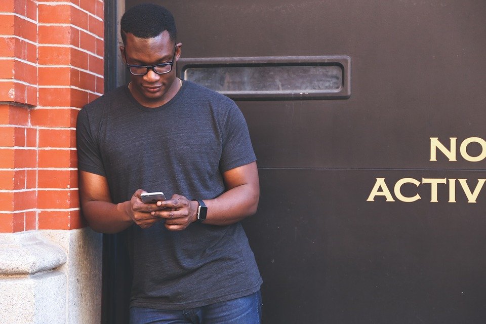 Afrodescendiente mirando su celular| Foto: Pixabay Afrodescendiente mirando su celular| Foto: Pixabay