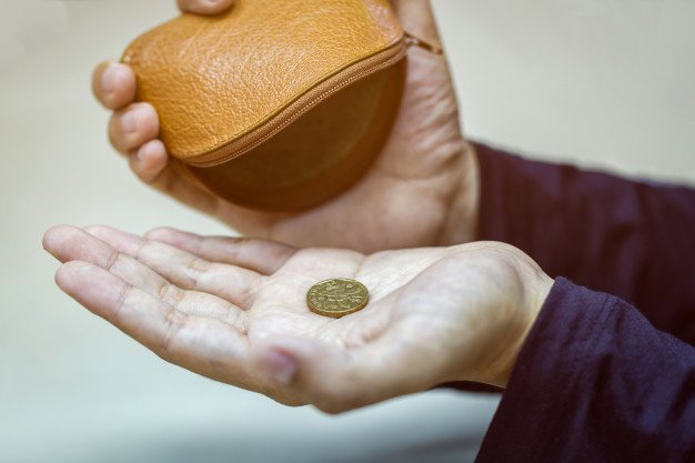 58.8% de los 1.7 millones de ciudadanos beneficiados por la Cruz Roja Española enfrenta problemas para pagar productos básicos / Foto: Freepik 58.8% de los 1.7 millones de ciudadanos beneficiados por la Cruz Roja Española enfrenta problemas para pagar productos básicos / Foto: Freepik