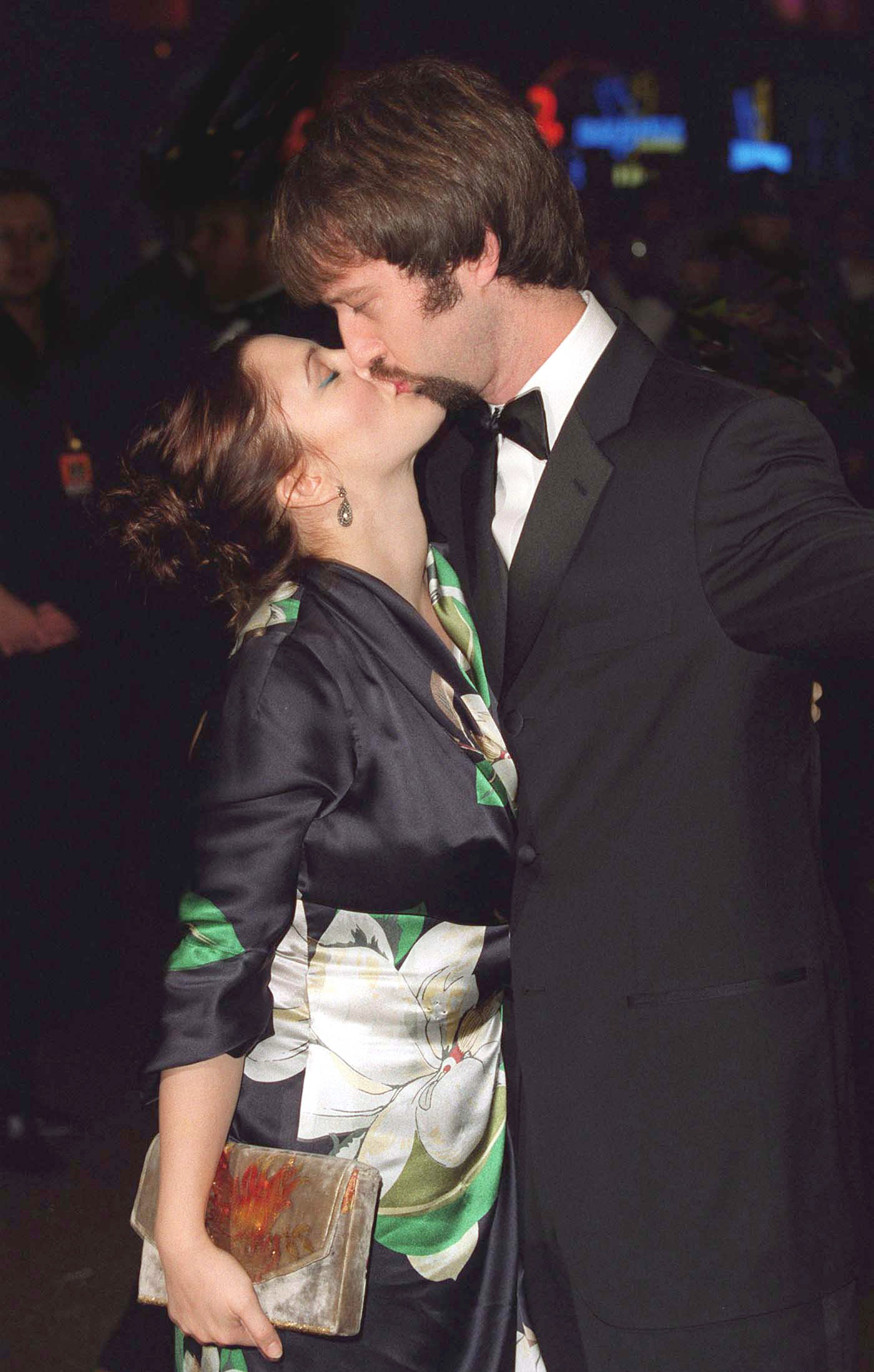 Tom Green and Drew Barrymore kiss at the Royal Charity premiere of "Charlie's Angels" in London, England, on November 22, 2000 | Source: Getty Images