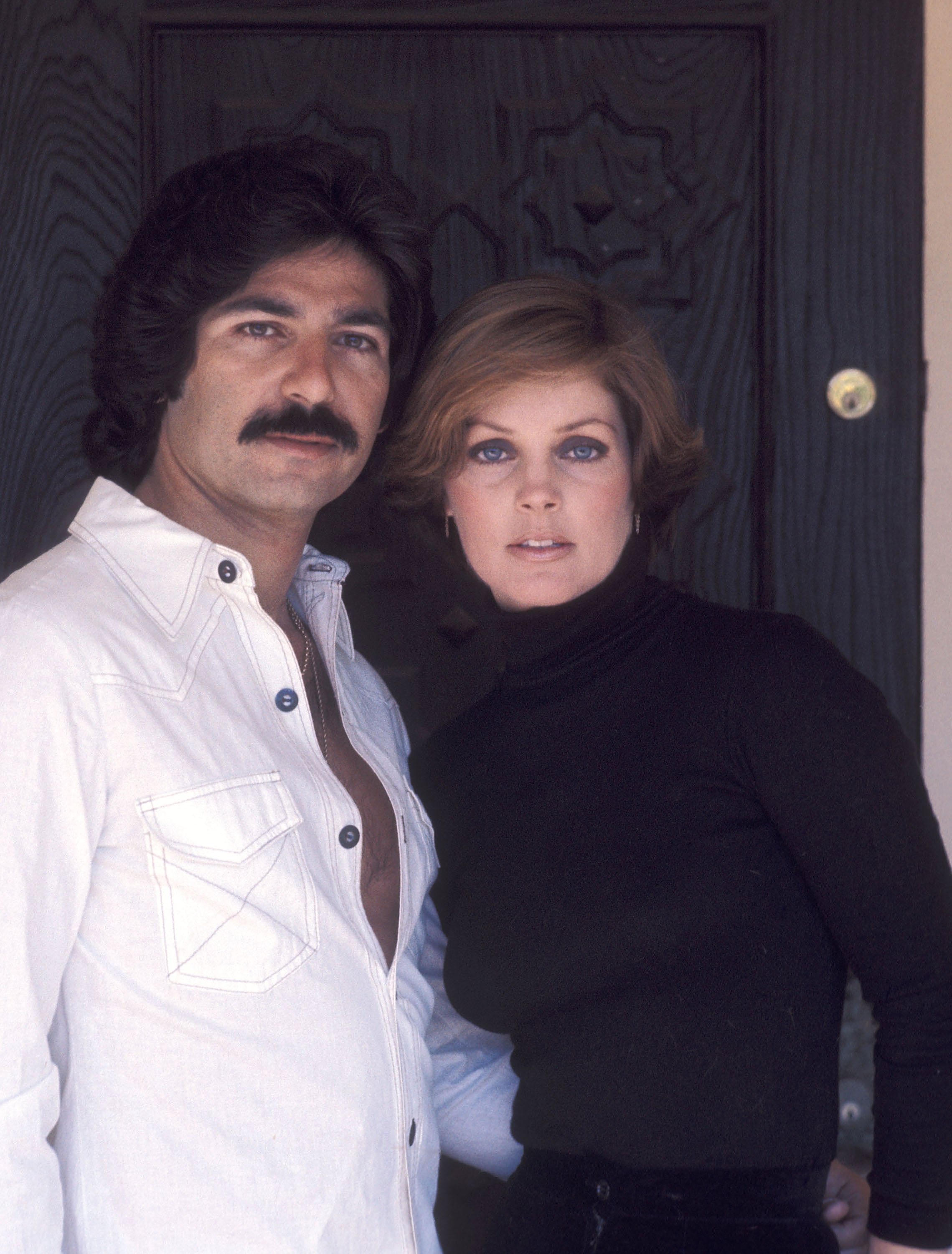 Priscilla Presley and Robert Kardashian posing for photographs at her home on March 27, 1976 | Source: Getty Images