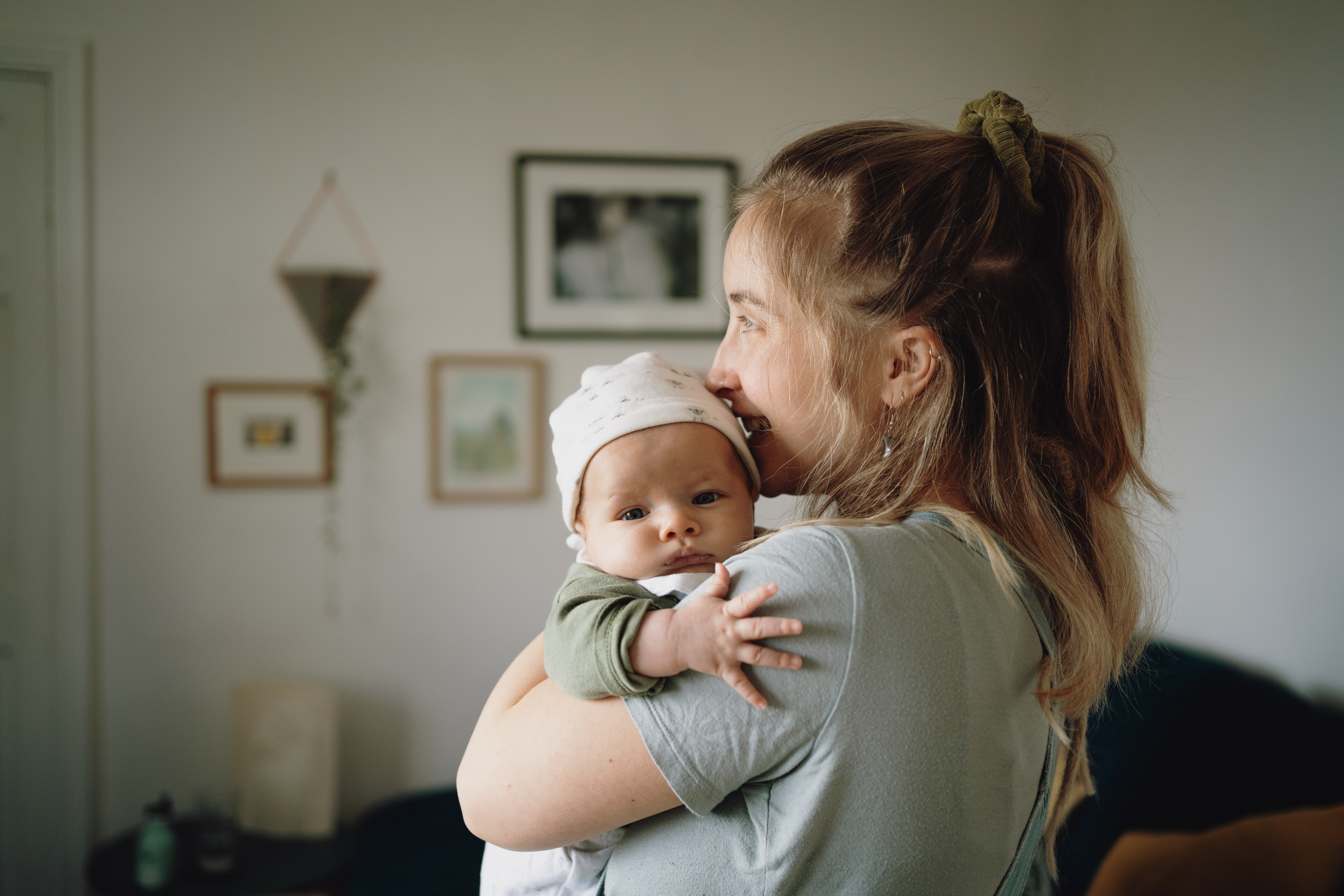 Uma mulher feliz embalando seu bebê | Fonte: Getty Images