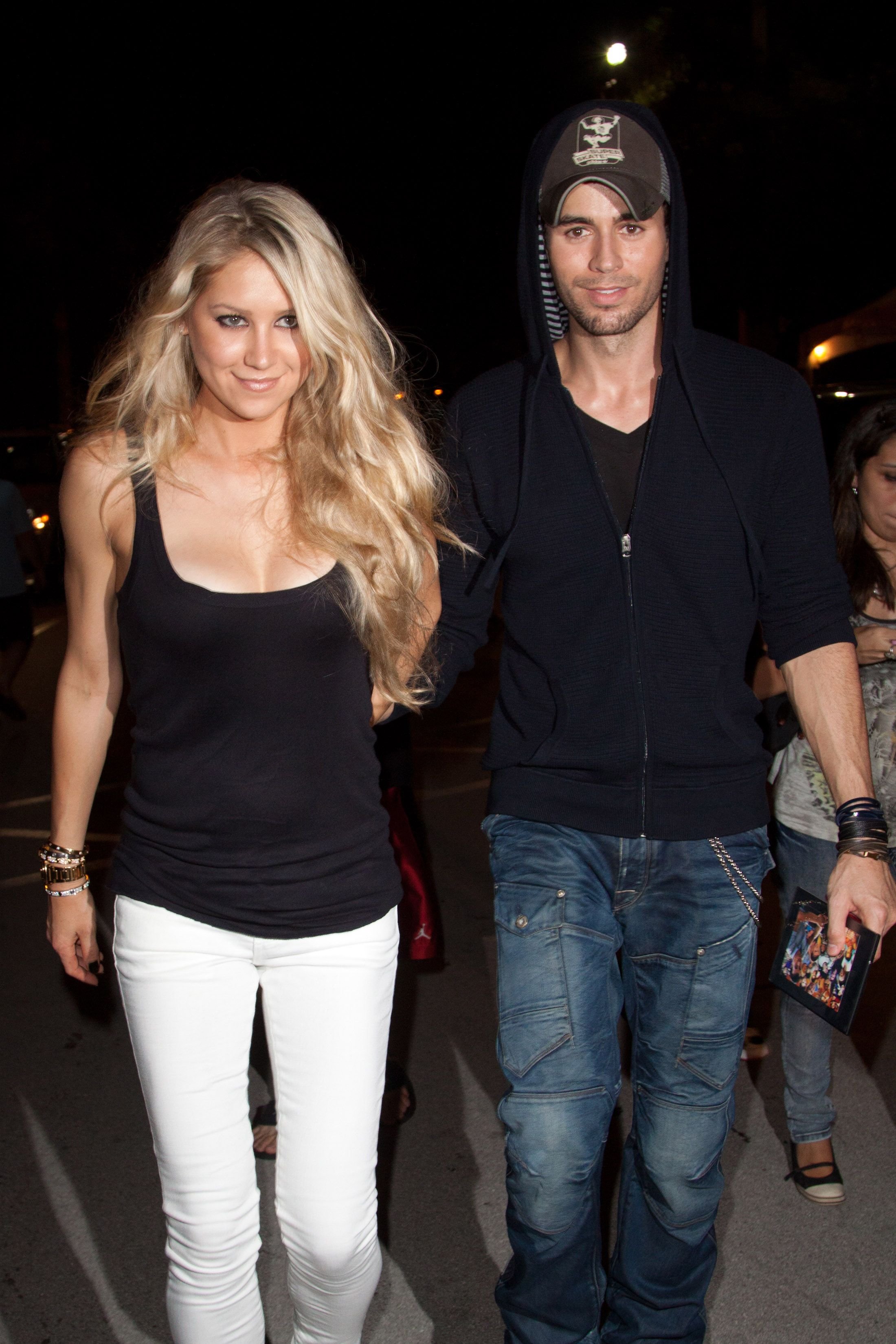 Anna Kournikova and Enrique Iglesias leave the Orange Carpet for the Miami Dolphins versus New York Jets game on September 26, 2010, in Miami, Florida | Photo: Getty Images