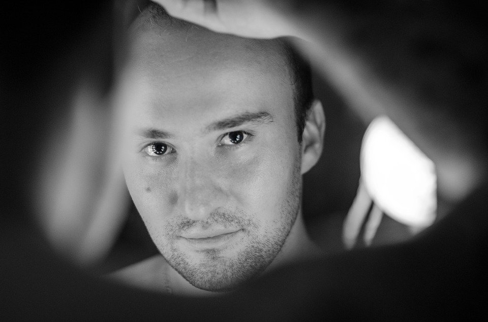 A man facing a mirror. | Photo: Pixabay