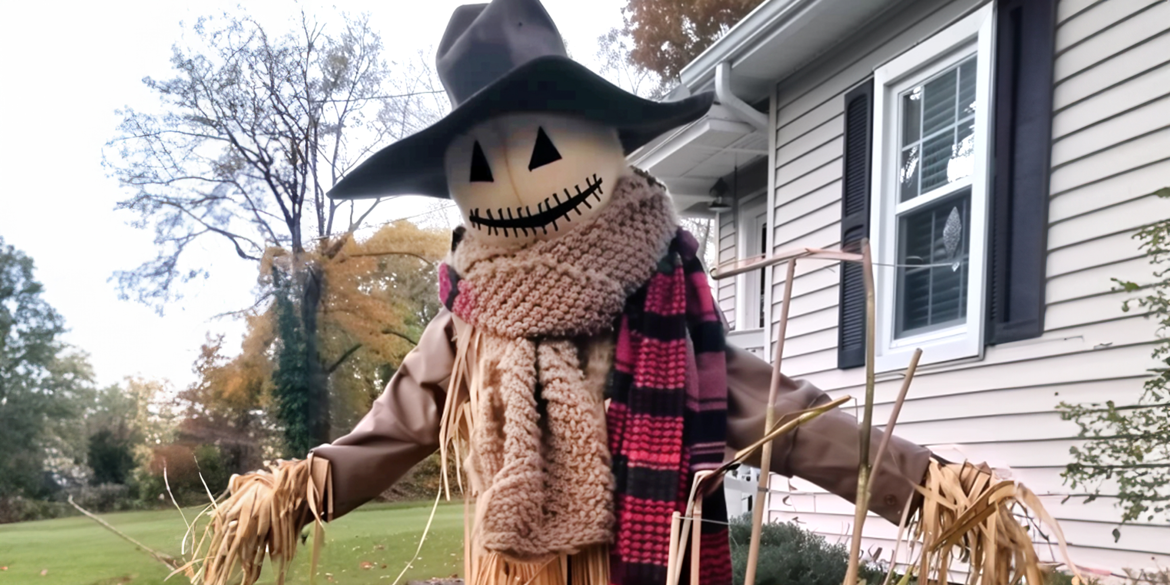 A scarecrow with a scarf | Source: Amomama