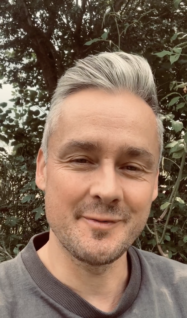 The famous singer from a post dated August 4, 2023. | Source: Instagram/tomchaplin