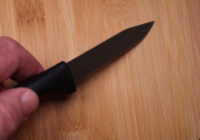 Mano con cuchillo. | Foto: Pexels