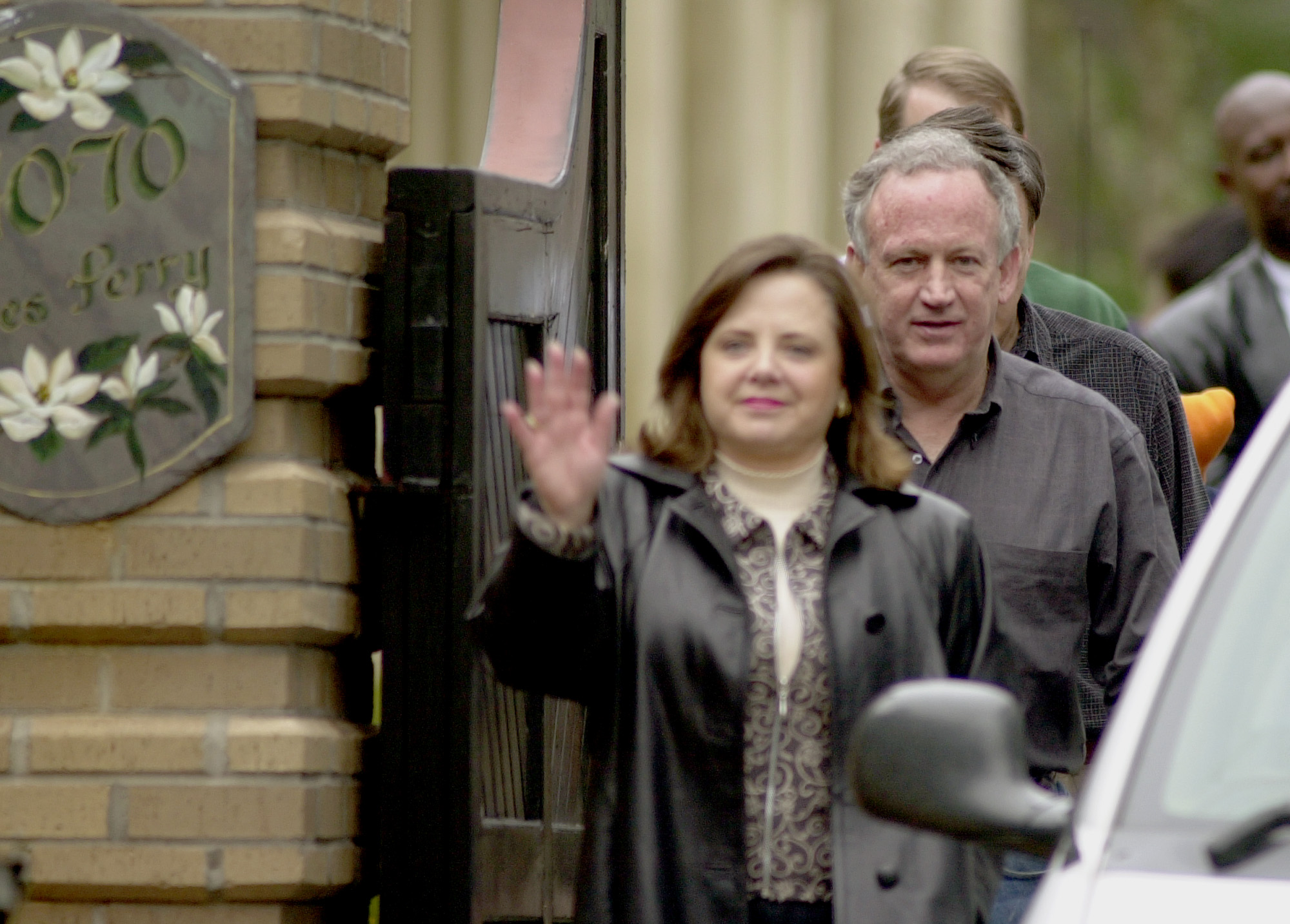 John and Patsy Ramsey pictured leaving their home on February 20, 2001, in Atlanta, Georgia. | Source: Getty Images