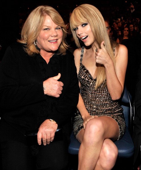 Andrea Swift and Taylor Swift at Nokia Theatre L.A. Live on November 21, 2010 in Los Angeles, California. | Photo: Getty Images