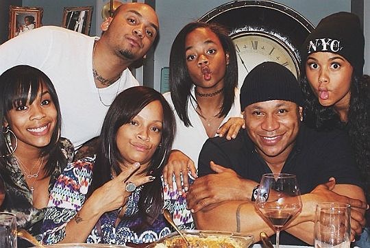 Simone Smith and LL Cool J with their children, from a post dated June 16, 2019 | Source: Instagram/sislovespurple