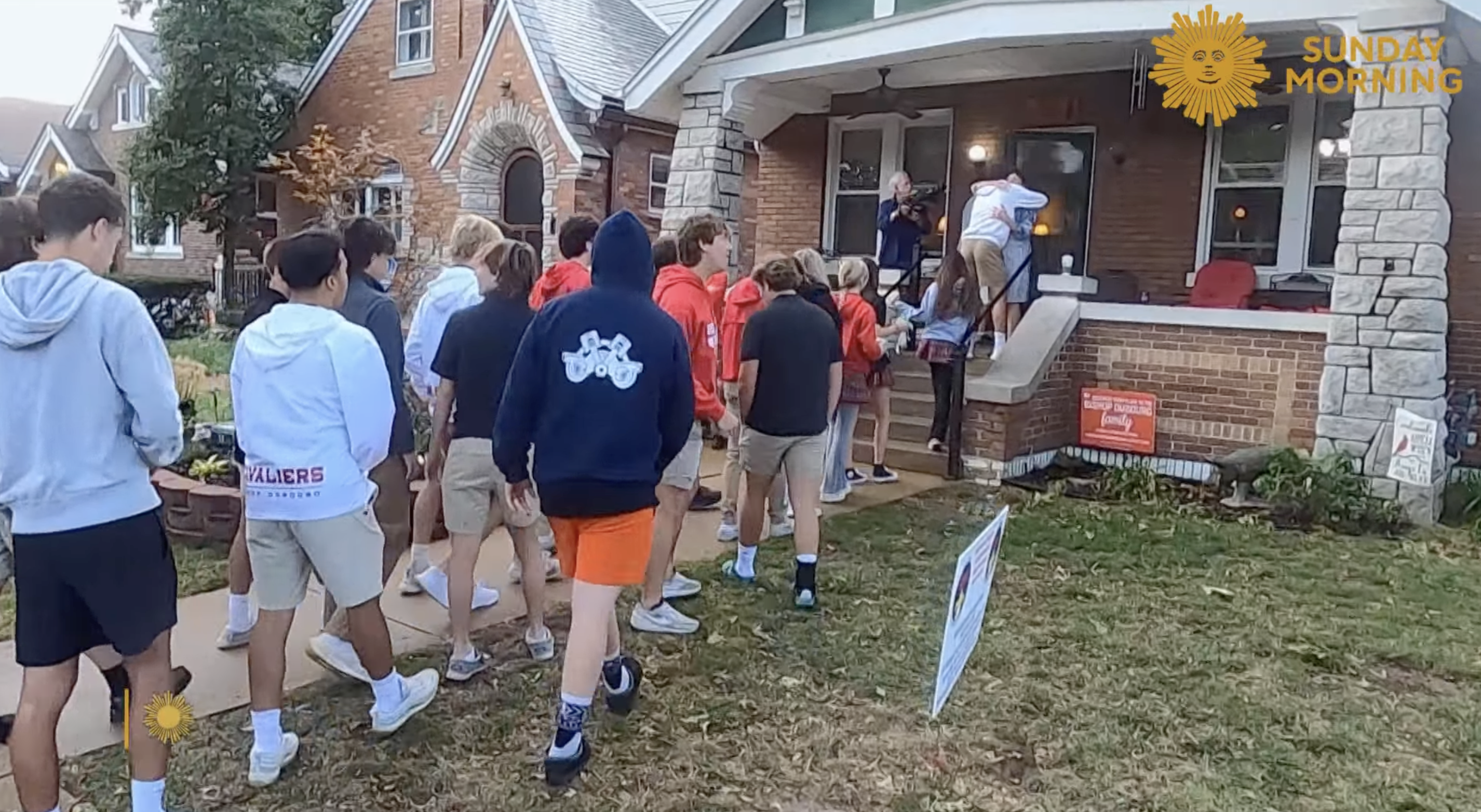 The students line up outside Grandma Peggy's home every Wednesday morning for their weekly breakfast tradition, as seen in a video dated October 22, 2023. | Source: facebook.com/CBSSundayMorning