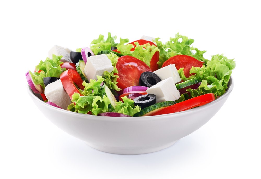 A bowl of salad with cheese and fresh vegetable. | Photo: Shutterstock