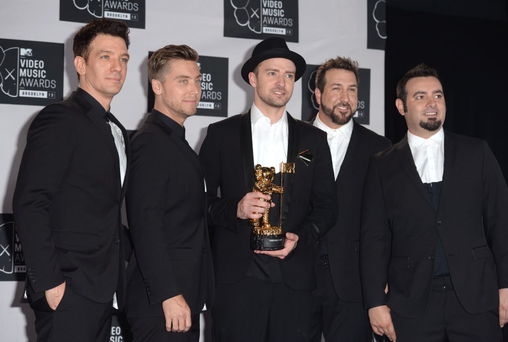 Justin Timberlake and NSync backstage in the Awards Room at the MTV Video Music Awards 2013 | Photo: Getty Images