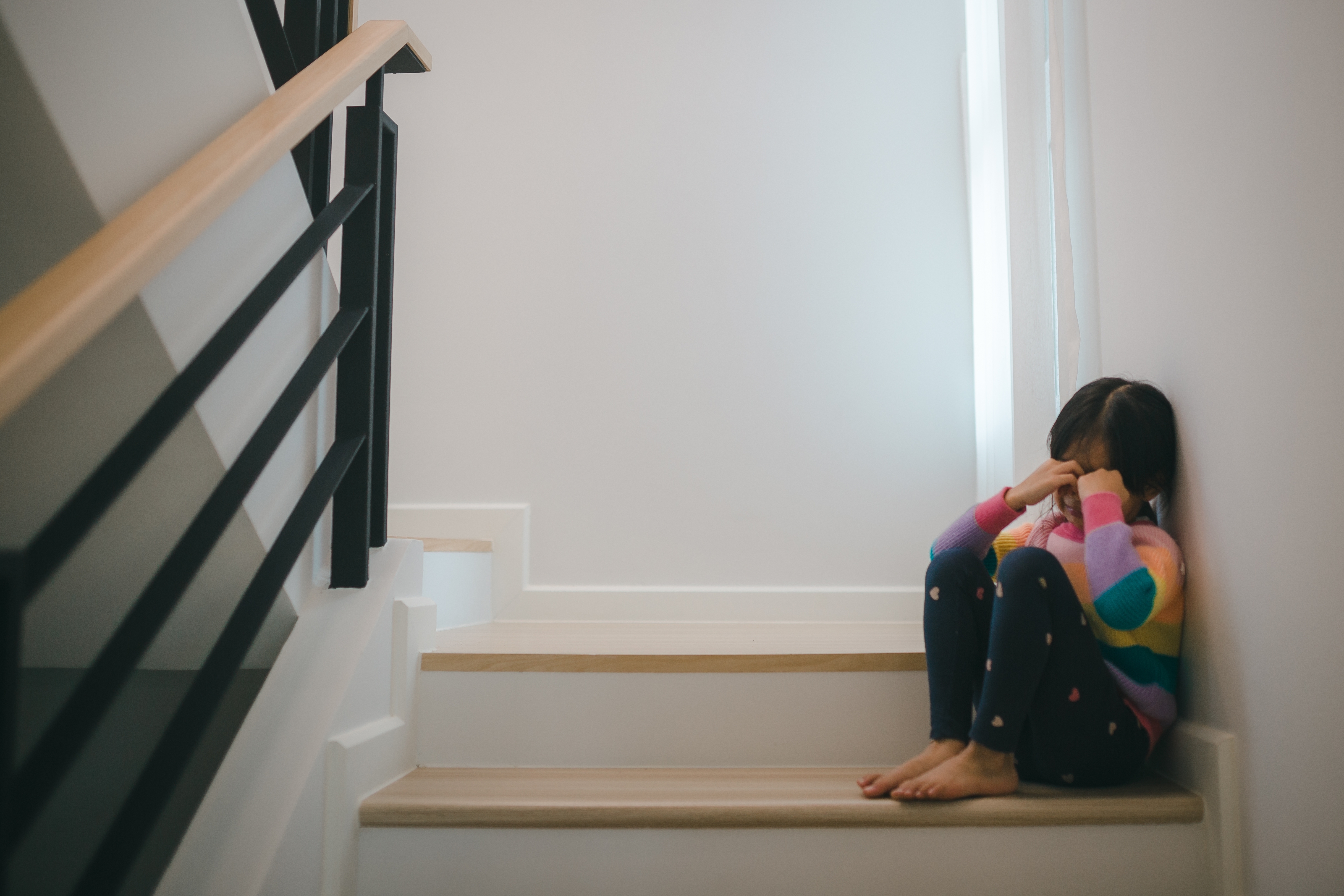 A child crying on the stairs | Source: Shutterstock