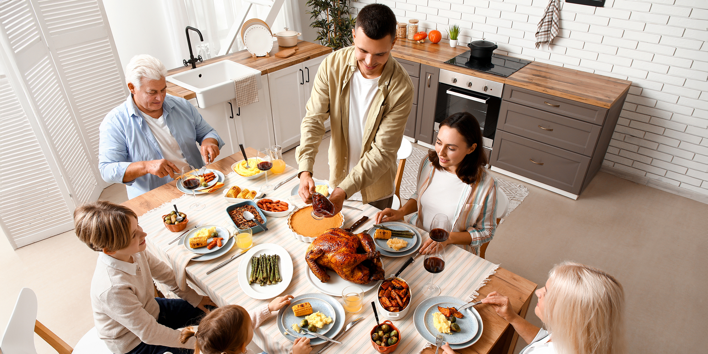 A family dinner | Source: Shutterstock
