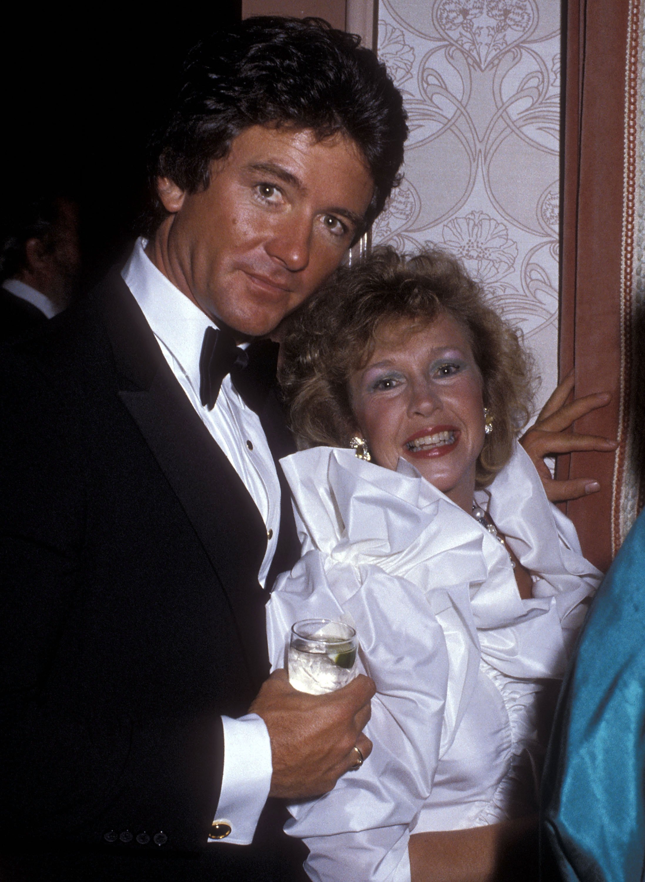 Patrick Duffy y su esposa Carlyn asisten a una fiesta para revelar la estrella invitada número 1000 de "The Love Boat" el 31 de marzo de 1985, en el Beverly Hilton Hotel de Beverly Hills, California. | Foto: Getty Images