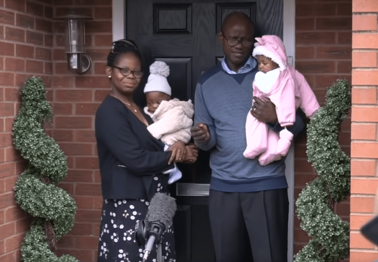 Perpetual Uke junto a sus bebés y su esposo, mientras era entrevistada por Sky News. | Foto: YouTube/ Sky News