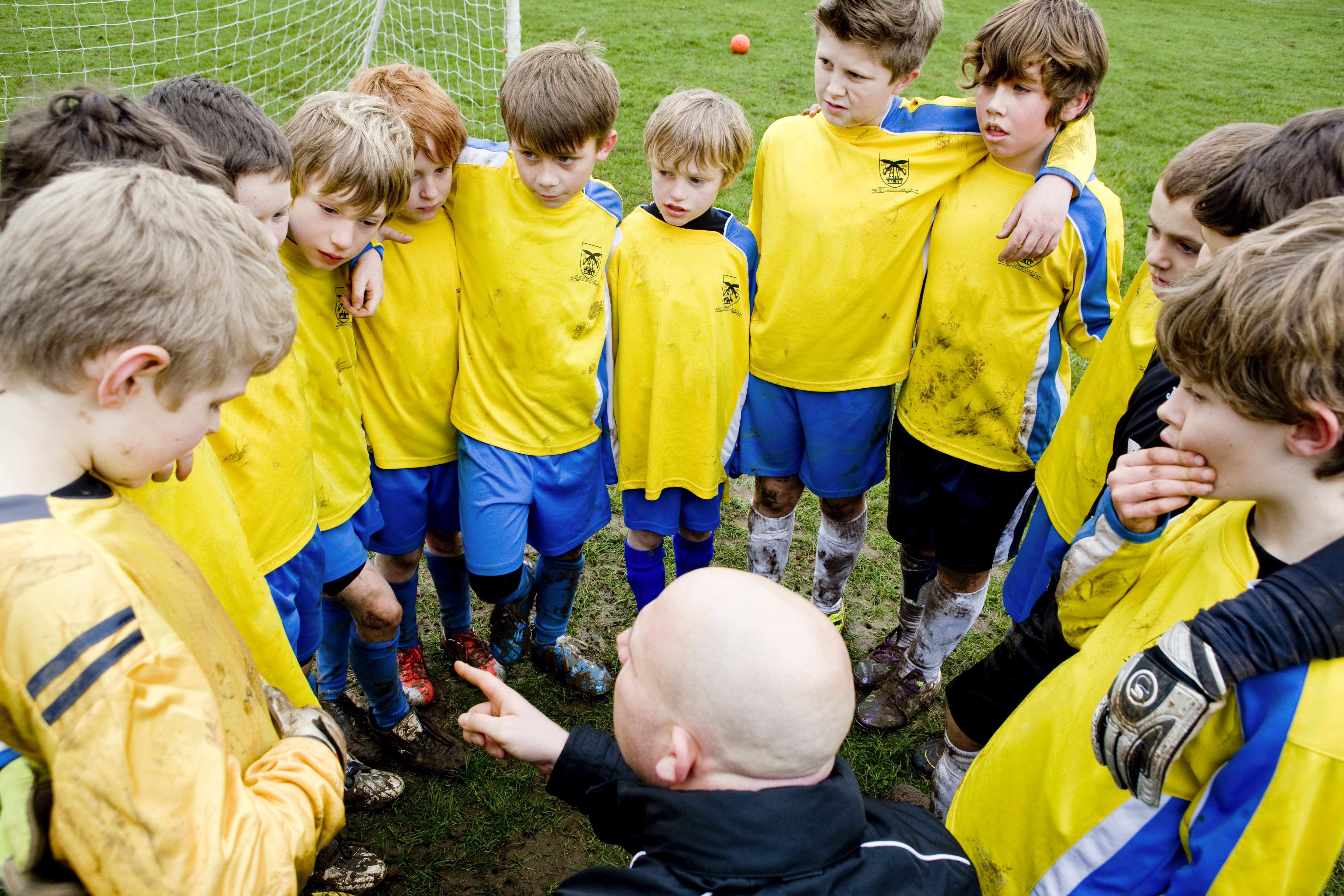 Photo of a football team talk with a coach before the game | Photo: Getty Images