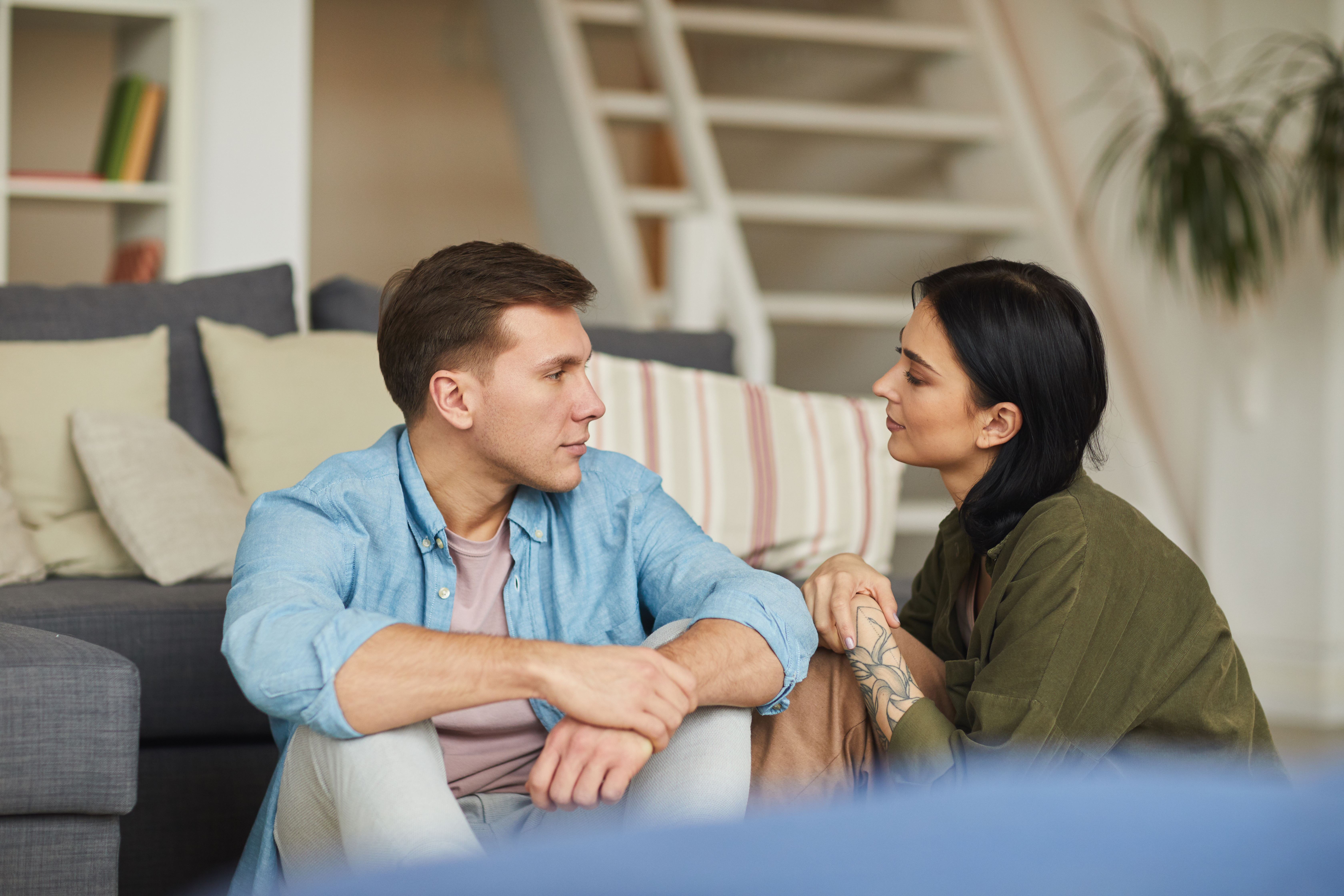 A couple having a conversation | Source: Shutterstock