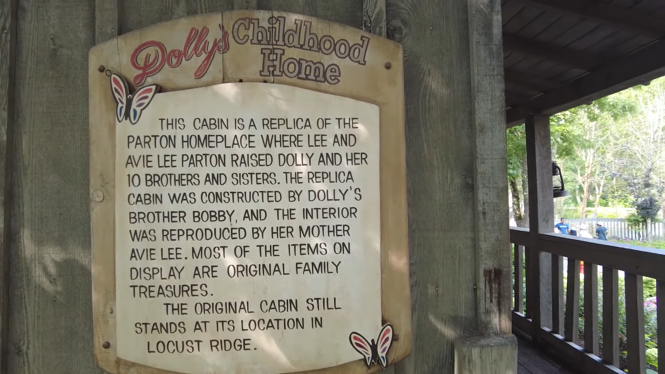 Dolly Parton's childhood home in Tennessee | Source: YouTube/TheSmokes