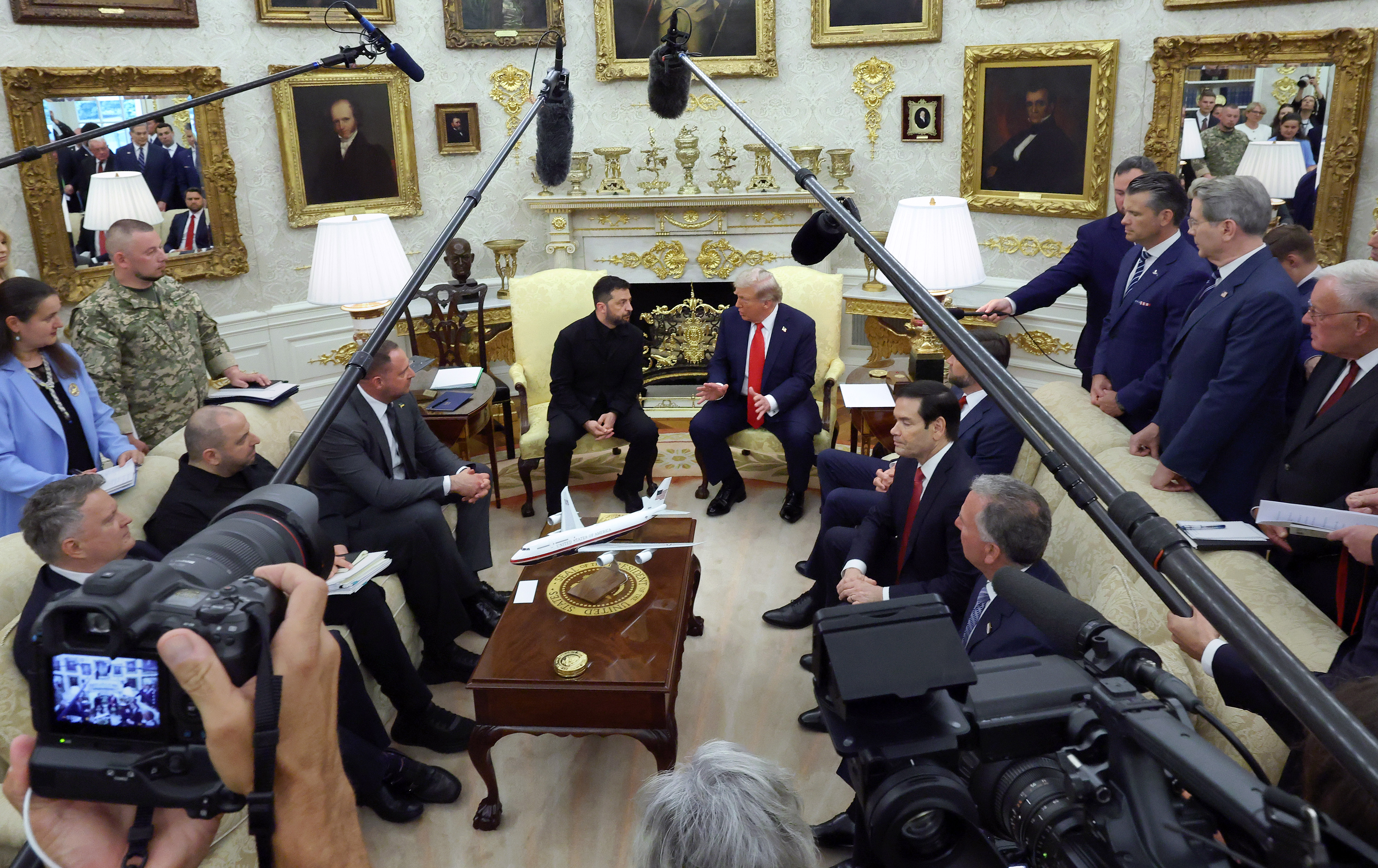 President Donald Trump meets with Ukrainian President Volodymyr Zelenskyy in the Oval Office in Washington, DC on August 18, 2025 | Source: Getty Images