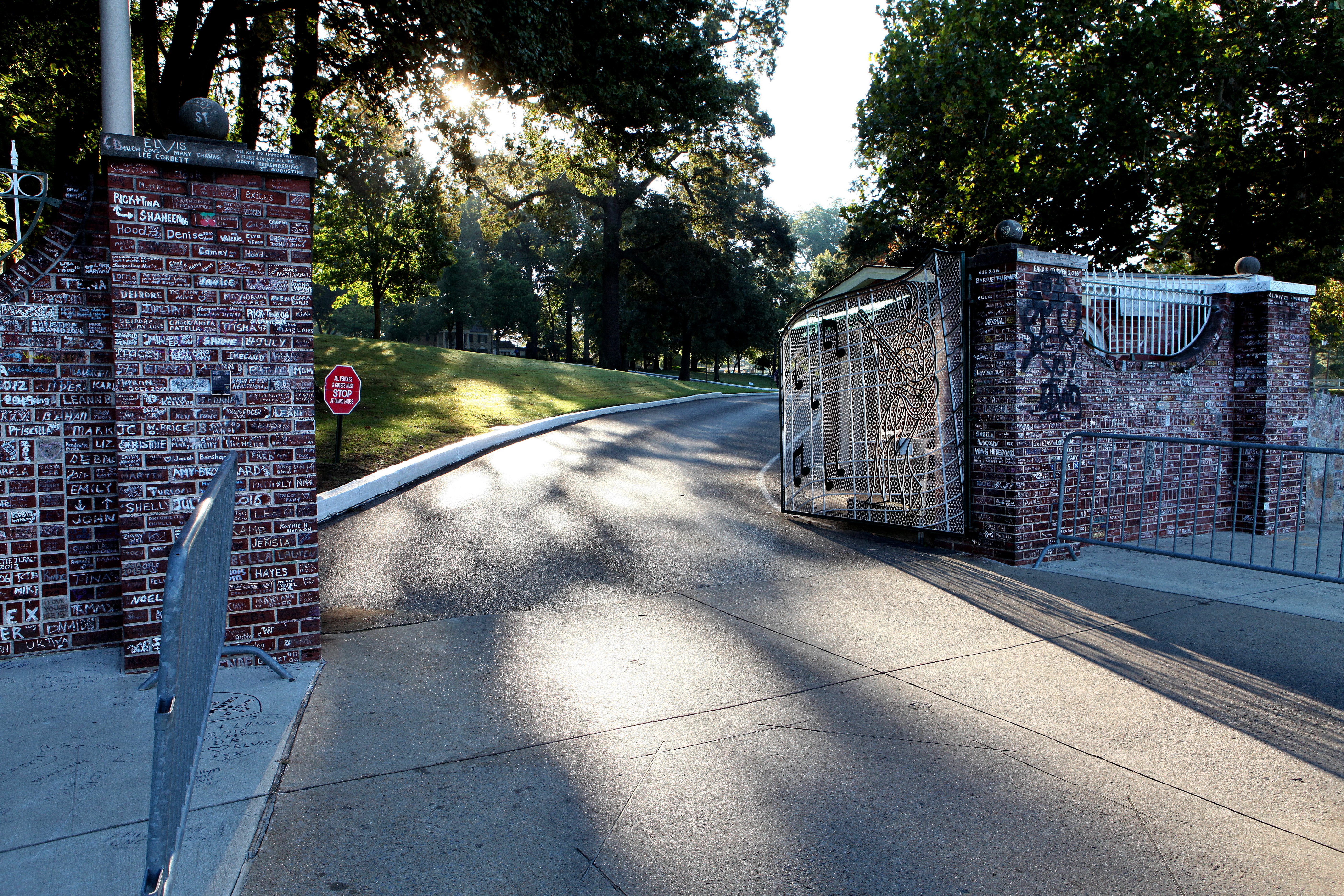The entryway to Graceland, the residence of the deceased Elvis Presley in Memphis, Tennessee, on October 3, 2016 | Source: Getty Images