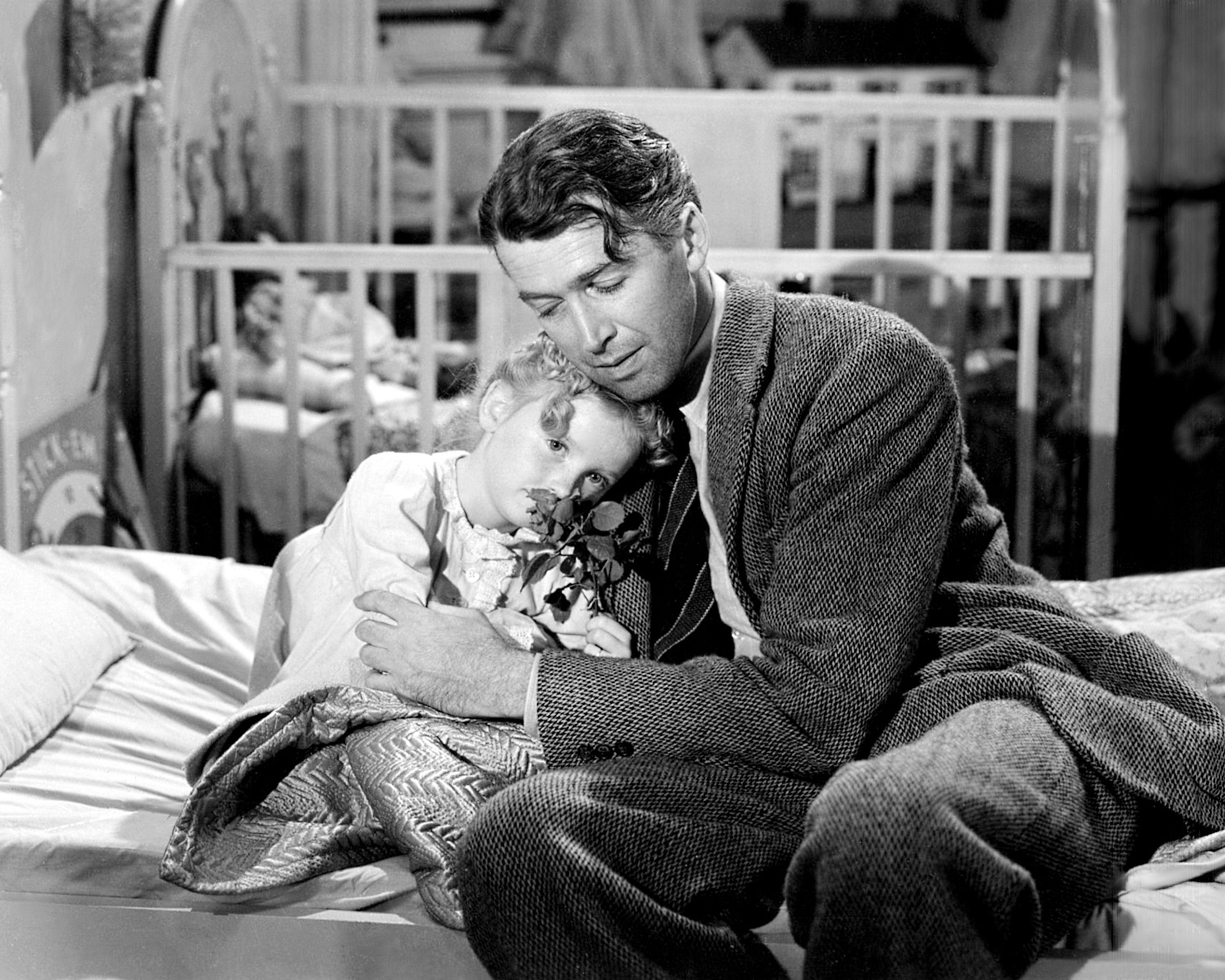 Bir sahnede George Bailey rolünde James Stewart ve kızı Zuzu Bailey rolünde Karolyn Grimes "Bu harika bir yaşam" 1946'da |  Kaynak: Getty Images