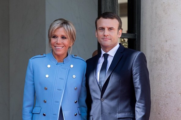 Emmanuel Macron et sa femme, la Première Dame, Brigitte Trogneux, assistent à une cérémonie officielle dans le cadre du transfert du pouvoir de l'ancien président français François Hollande à l'Elysée le 14 mai 2017. | Photo : Getty Images