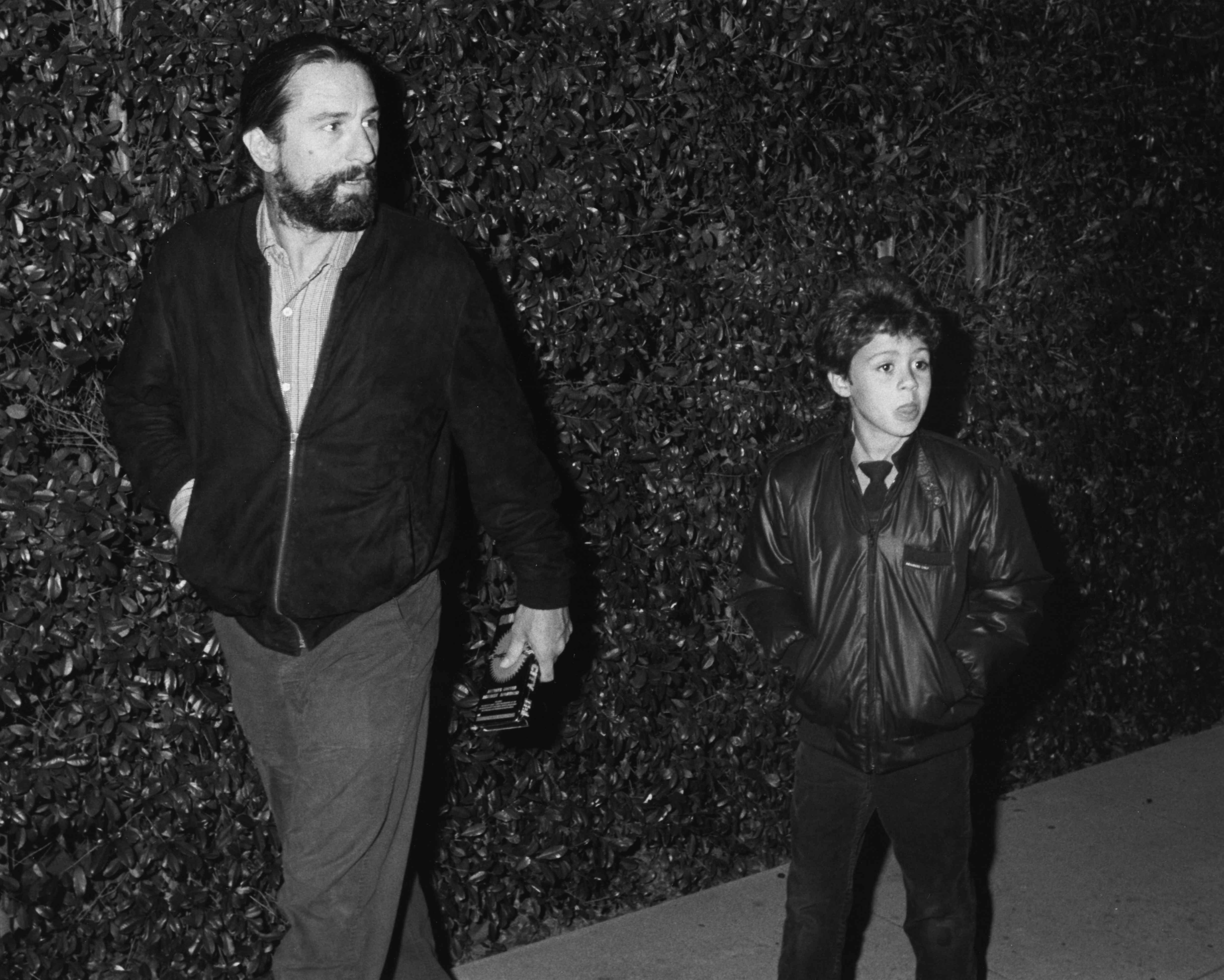 Robert De Niro y su hijo asisten a un acto benéfico en favor del obispo sudafricano Desmond Tutu, organizado por Jane Fonda en su casa de Santa Mónica, California, el 25 de enero de 1986. | Foto: Getty Images