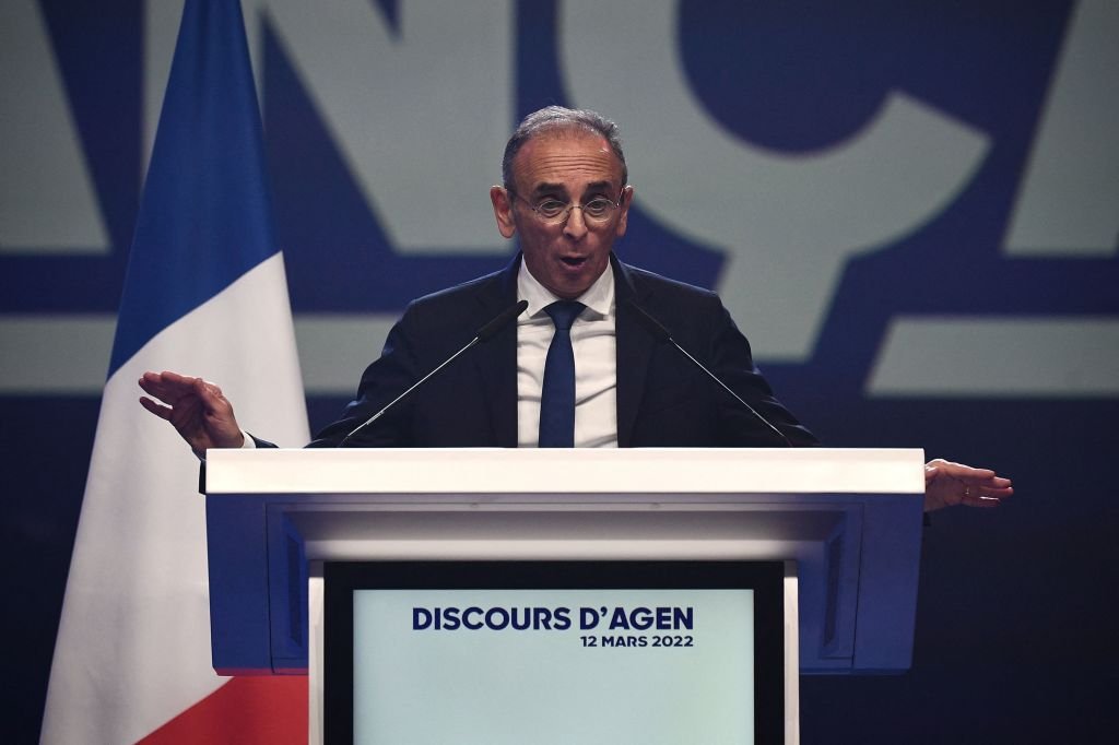 Eric Zemmour prononce un discours lors d'un meeting de campagne à Agen, dans le sud de la France, le 12 mars 2022 | photo : Getty Images