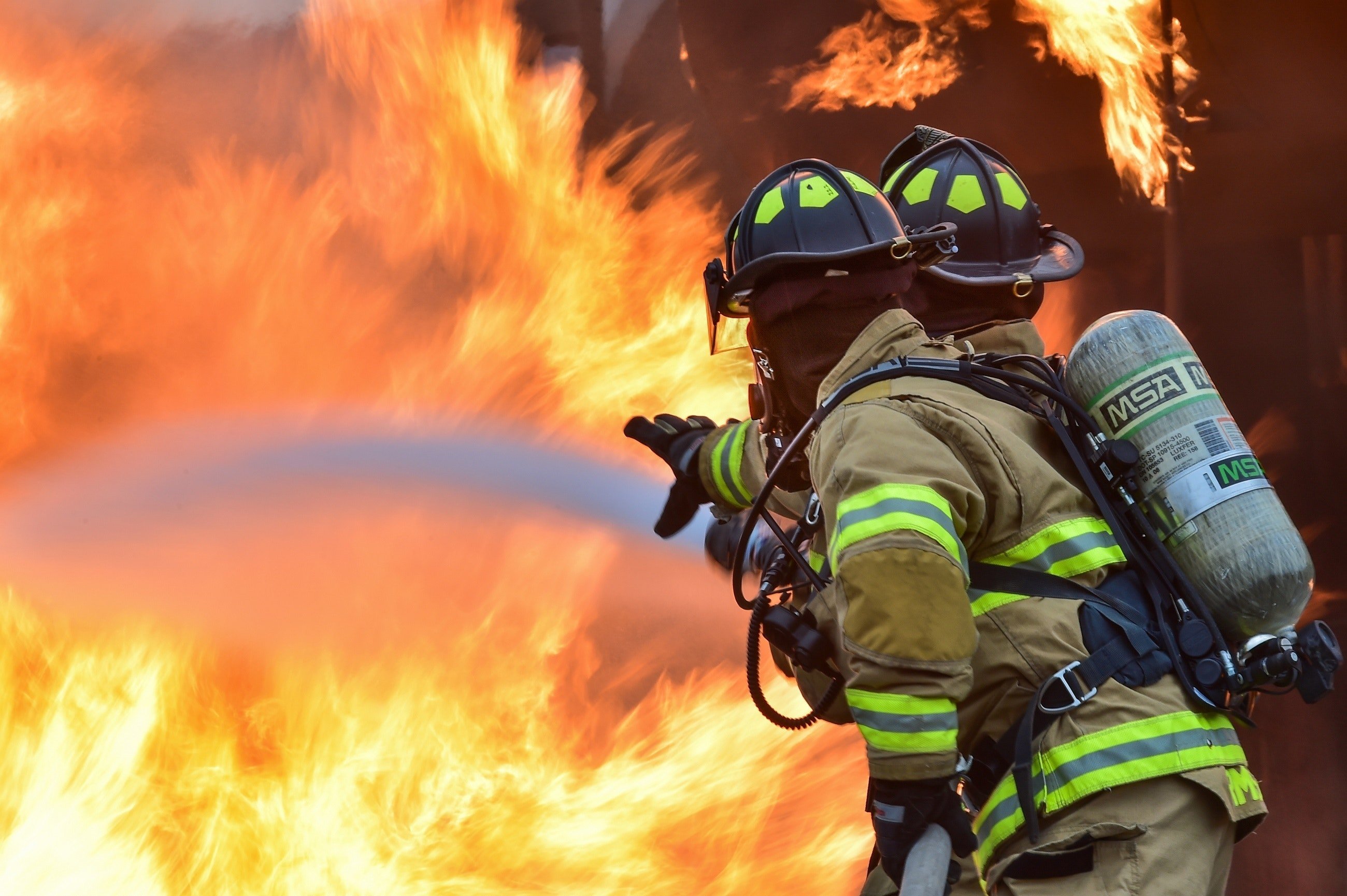 Firefighter fighting a fire. | Source: Pexels/ Pixabay 