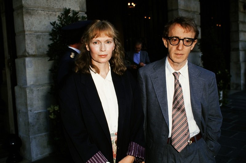 Mia Farrow y Woody Allen en París, Francia, el 24 de julio de 1989 | Foto: Getty Images