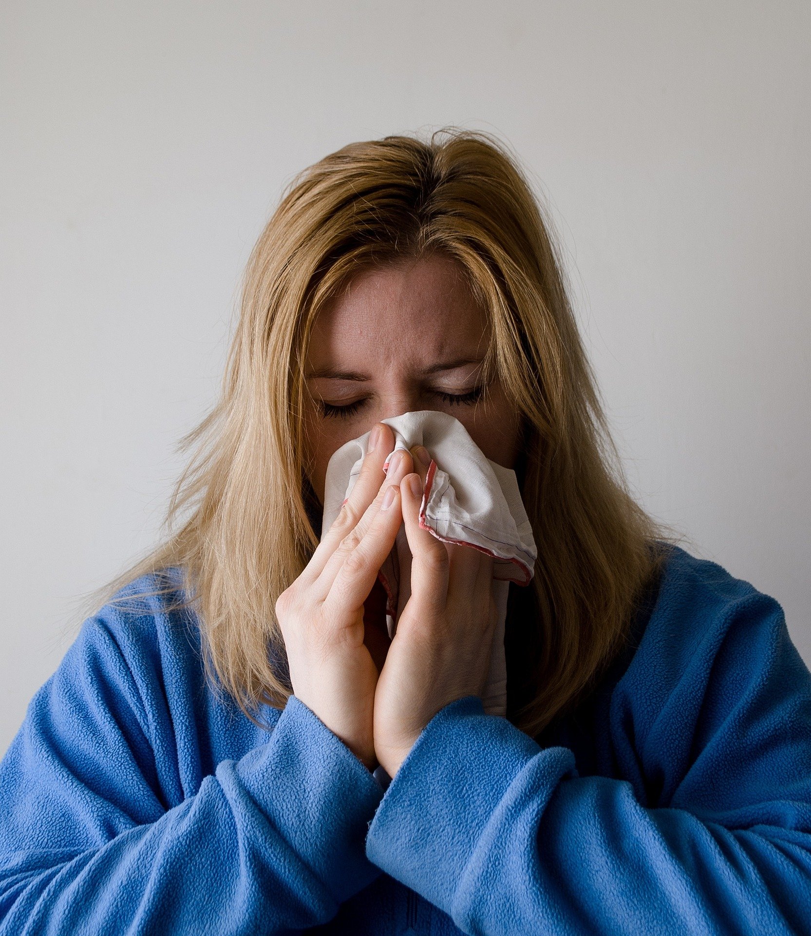 Mujer con alergia se sopla la nariz. | Foto: Pixabay