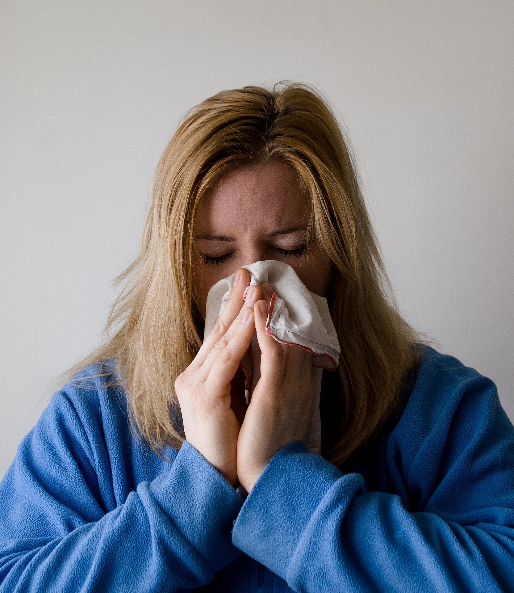 Mujer con alergia se sopla la nariz. | Foto: Pixabay Mujer con alergia se sopla la nariz. | Foto: Pixabay
