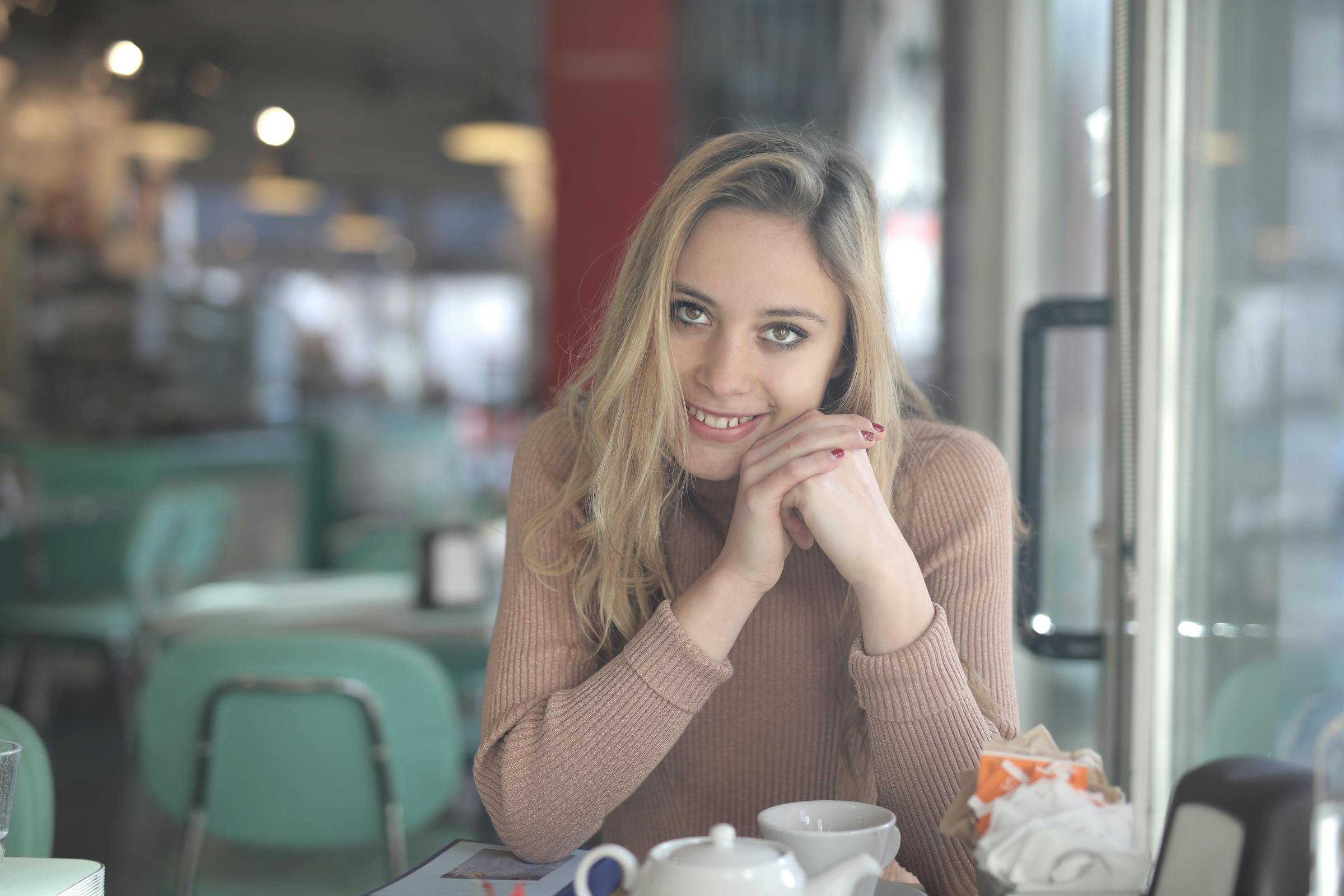 A blonde woman at a restaurant | Source: Pexels