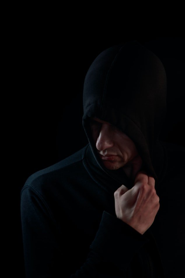 Ein Mann in dunklem Hoodie | Quelle: Unsplash