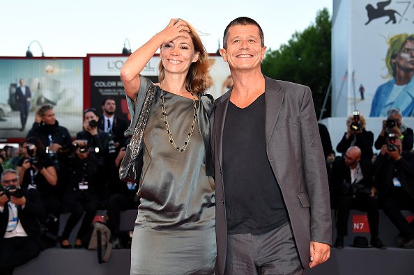 : Emmanuel Carrere et Helene Devynck à Sala Grande le 10 septembre 2015 à Venise, Italie. | Photo : Getty Images