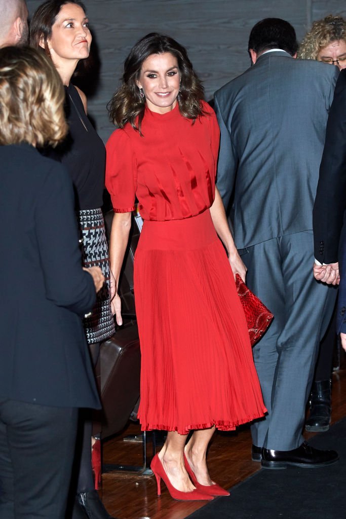 En la inauguración de la Feria de Arte Contemporáneo 2018, la Reina asombró a todos con su look ‘total red’ / Foto: Getty Images