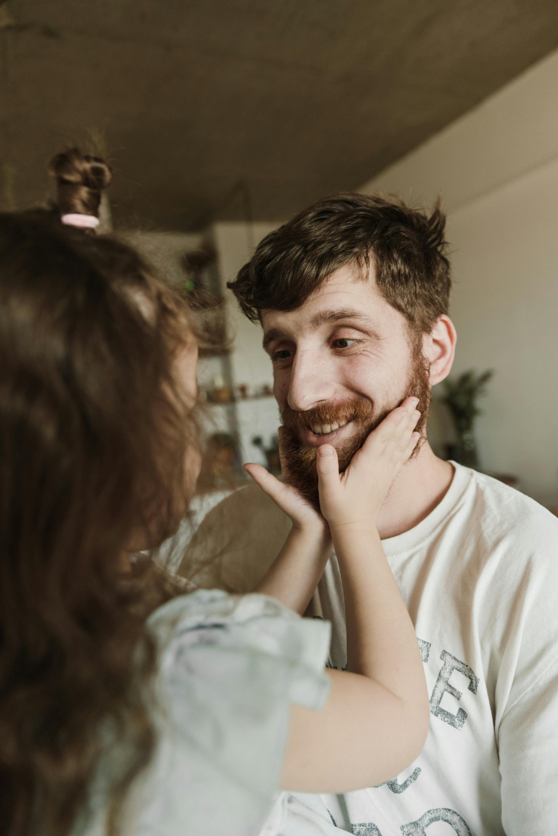 A man speaking to a girl | Source: Pexels