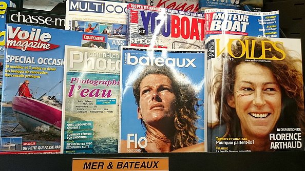 La presse specialisee rendant hommage à la navigatrice Florence Arthaud décédée. |Photo : Getty Images