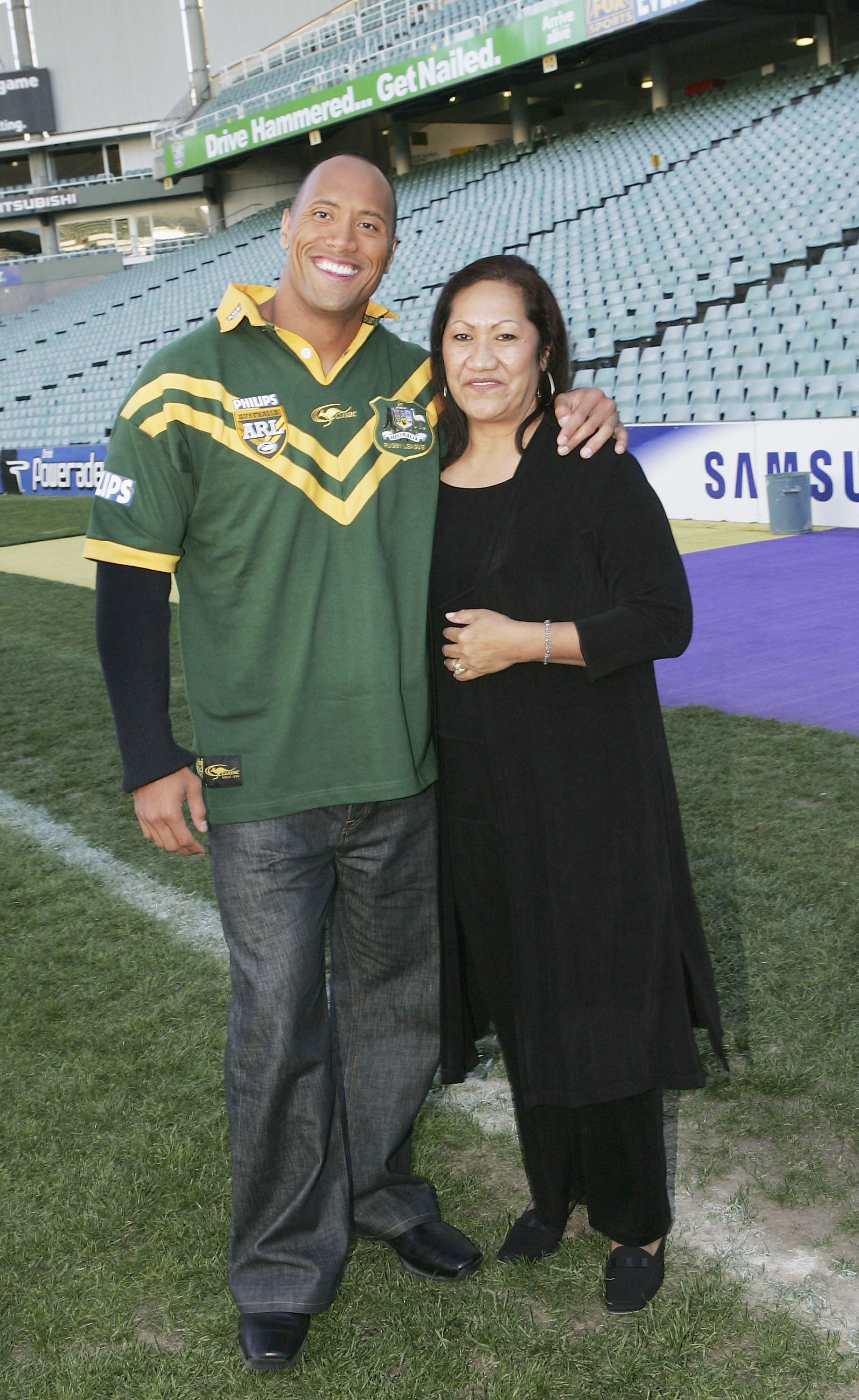 Dwayne Johnson ve annesi Ata, 2004 yılında Avustralya'da. |  Kaynak: Getty Images