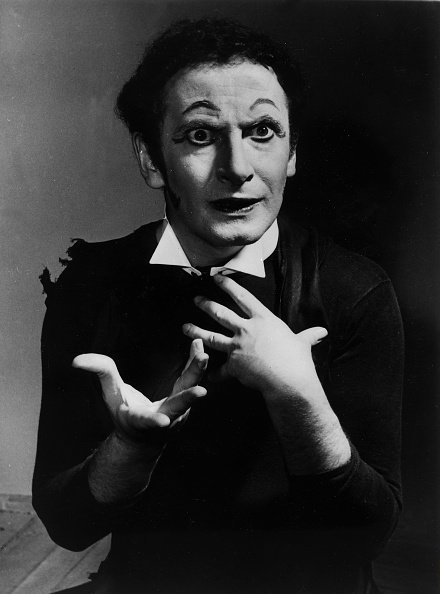 Marcel Marceau * 22.03.1923-22.09.2007 + Schauspieler, Pantomime, FrankreichPortrait à Rolle- um 1950. | Photo : Getty Images Marcel Marceau * 22.03.1923-22.09.2007 + Schauspieler, Pantomime, FrankreichPortrait à Rolle- um 1950. | Photo : Getty Images