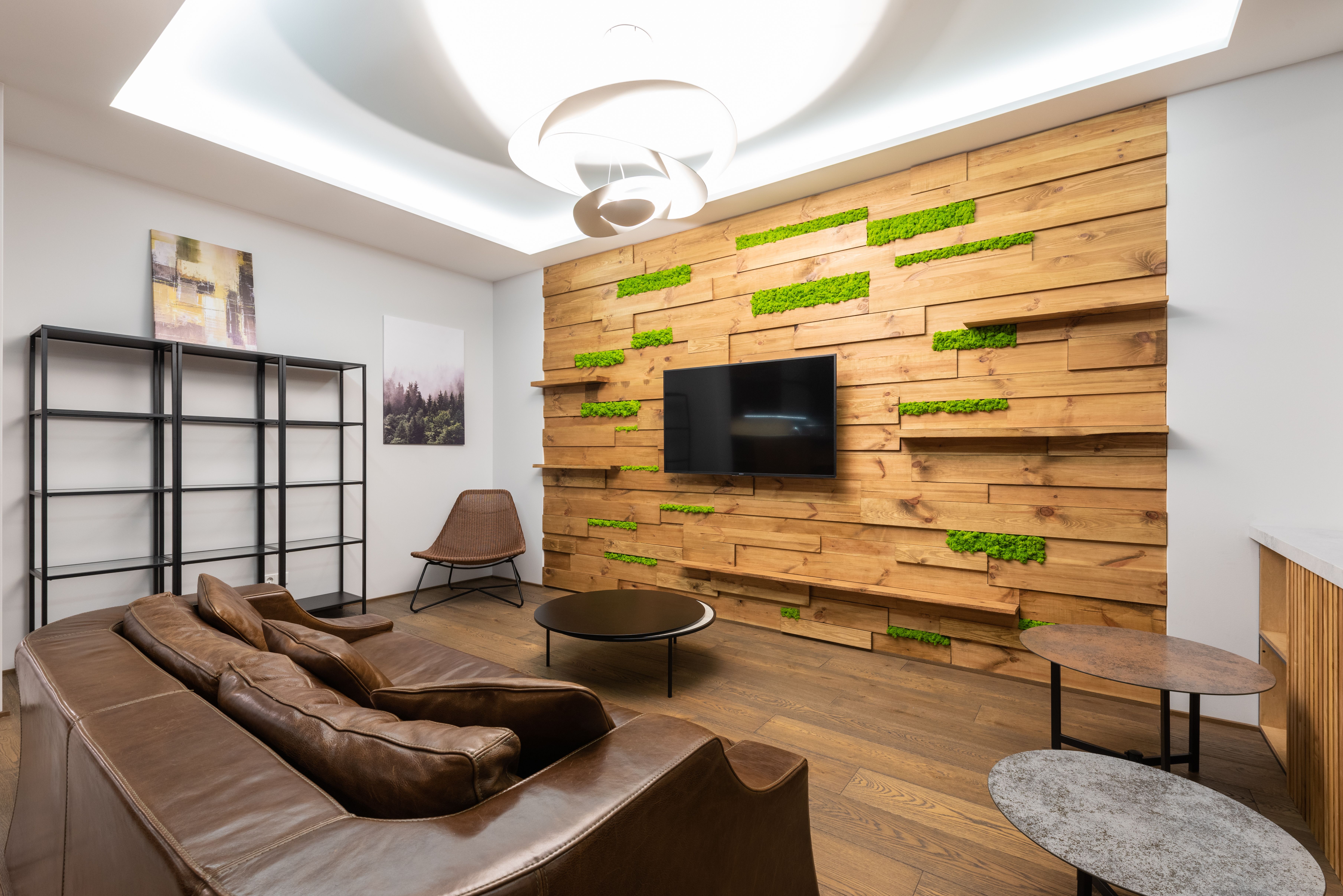 Living room with an accent wall behind the TV | Source: Pexels