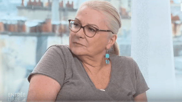 Josiane Balasko durant une entrevue avec Claire Chazal dans "Entrée libre". | Youtube/Entrée libre