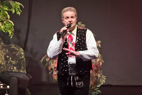 Sänger Norbert Rier von den Kastelruther Spatzen tritt während eines Konzerts im Friedrichstadtpalast am 7. März 2018 in Berlin live auf der Bühne auf | Quelle: Getty Images