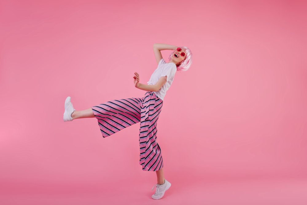 Femme en pantalon large et léger. | Photo : Shutterstock