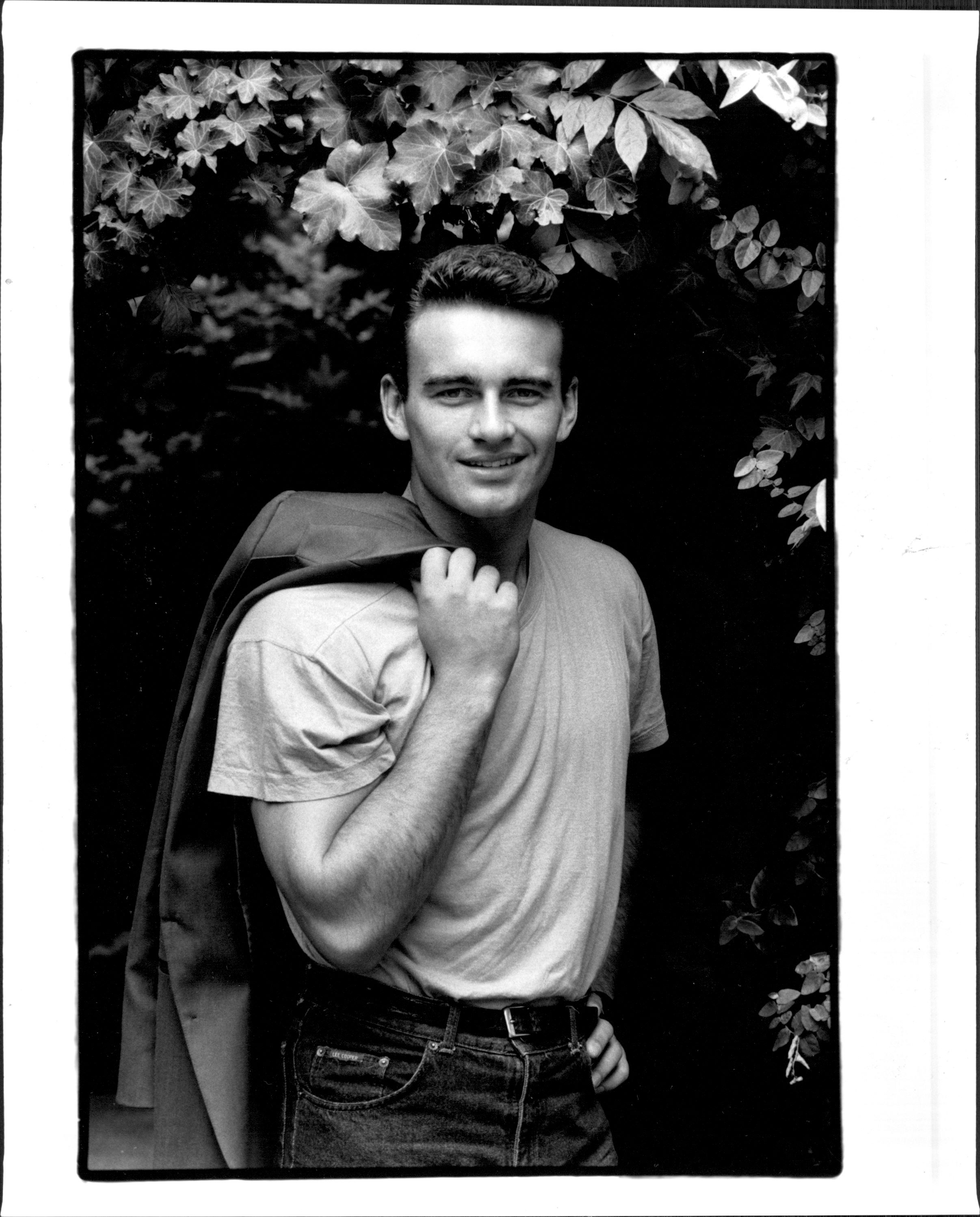 The star poses at 18 Drumalbyn, Bellevue Hill on December 7, 1988 | Source: Getty Images