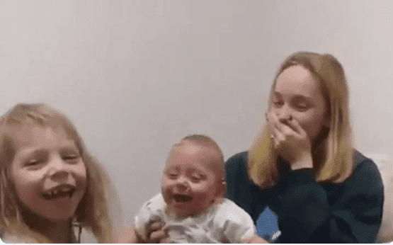 Halie calls out to her baby sister, Scarlet, and rejoices as she laughs hysterically to the sound of her voice. | Source: Twitter/@ABCNews